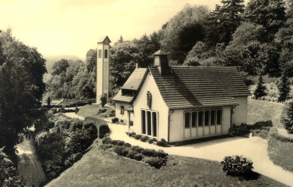 Alte Luftaufnahme der Kirche