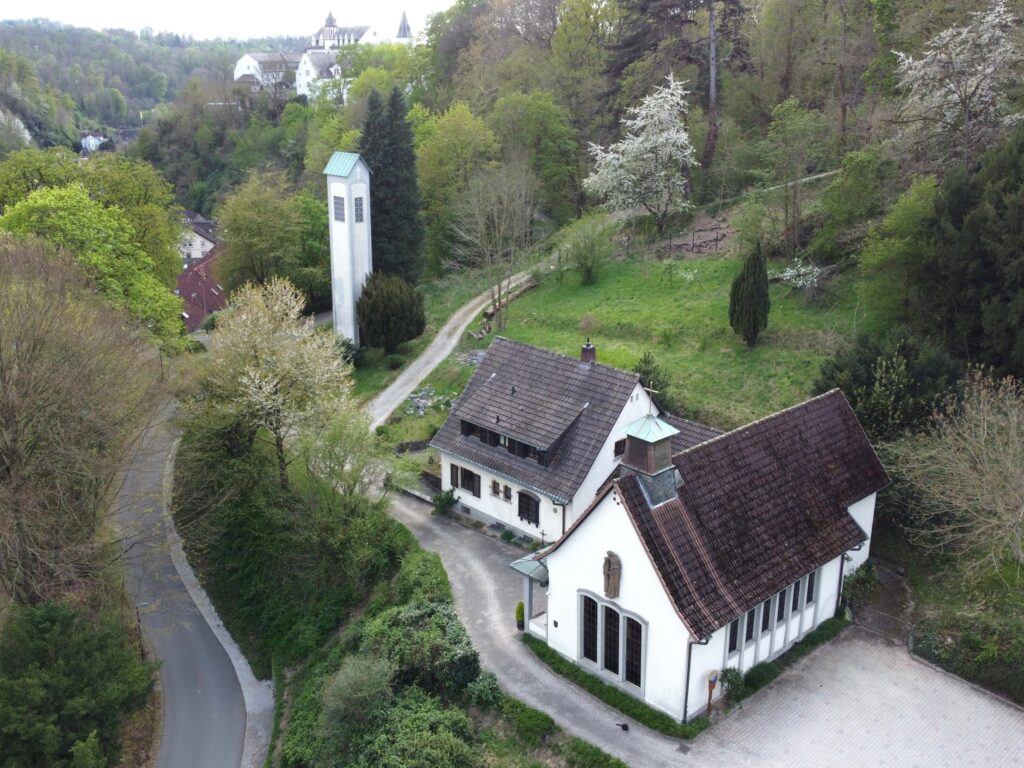Luftaufnahme der Kirche mit Pfarrhaus