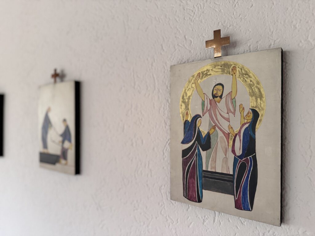 Zwei Stationen des Kreuzwegs in der Kirche